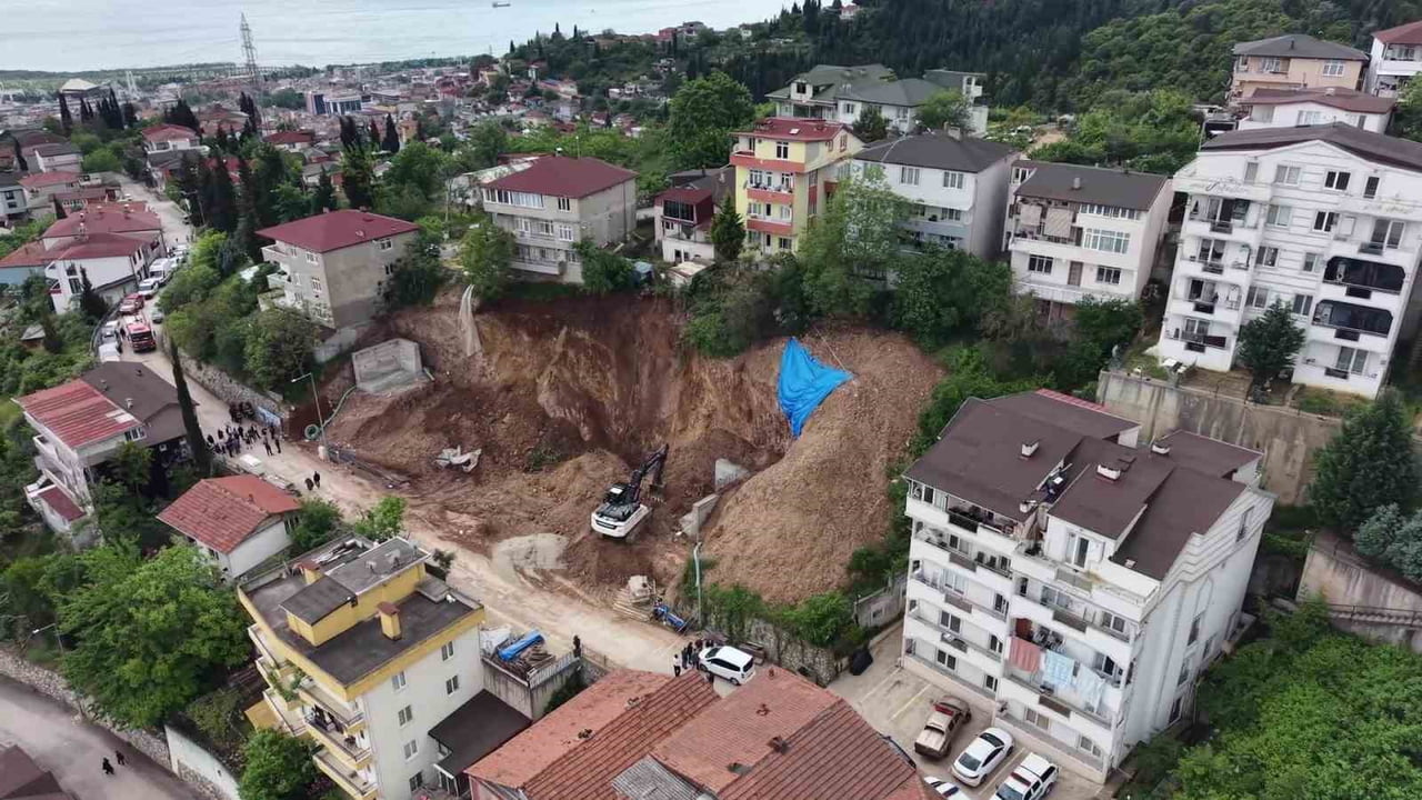 İZMİT BELEDİYESİNDEN İKİ GÜN ÖNCE TOPÇULAR MAHALLESİ'NDE 5 BİNANIN TAHLİYESİNE NEDEN OLAN TOPRAK...