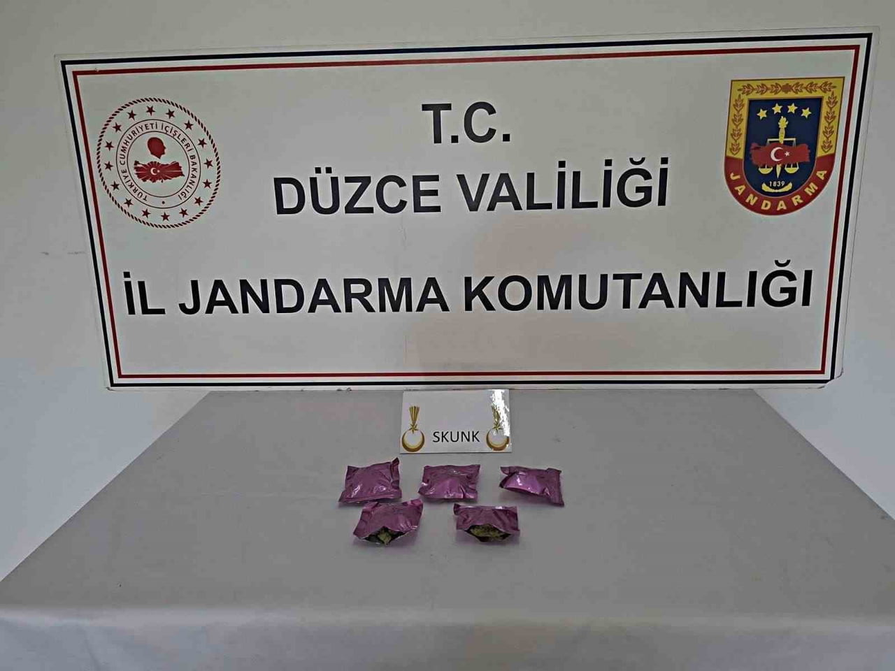 JANDARMA BİN 61 GRAM TÜTÜNE EMDİRİLMİŞ SENTETİK UYUŞTURUCU HAMMADDESİ, 255 GRAM KUBAR ESRAR, 225...