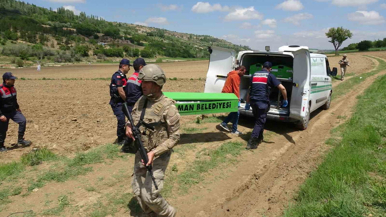 JANDARMA OLAYIN YAŞANDIĞI TARLADA GÜVENLİK ÖNLEMİ ALIRKEN, DİNÇER'İN CENAZESİ CUMHURİYET...