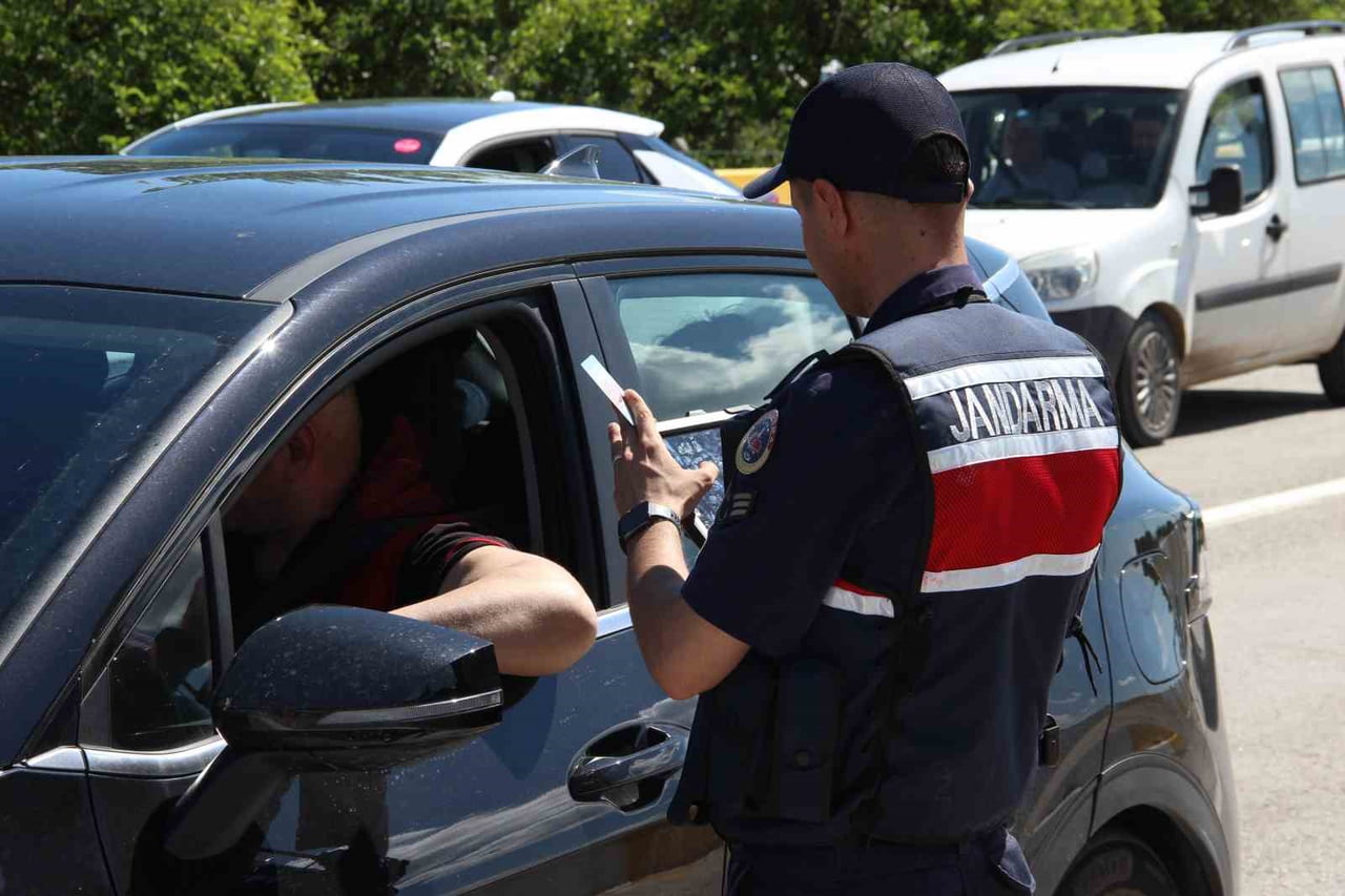 JANDARMA TRAFİK DENETLEME NOKTASINDA  SÜRÜCÜLER TEK TEK KONTROL EDİLDİ