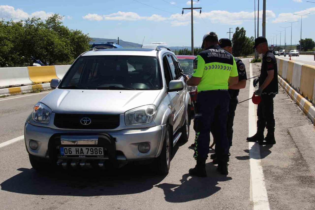 JANDARMA TRAFİK DENETLEME NOKTASINDA  SÜRÜCÜLER TEK TEK KONTROL EDİLDİ