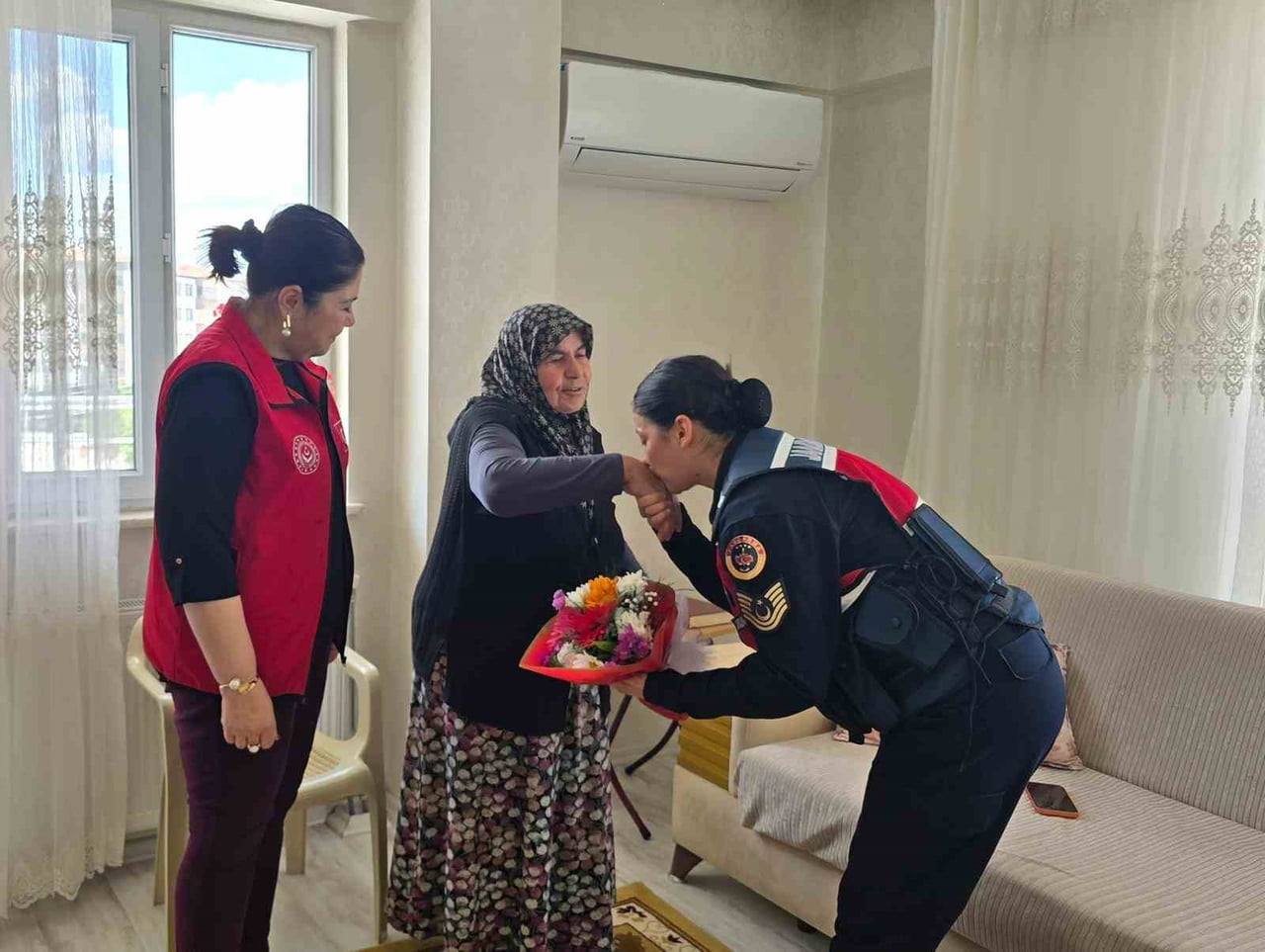 JANDARMADAN ŞEHİT ANNELERİNE ANNELER GÜNÜNDE ANLAMLI ZİYARET
