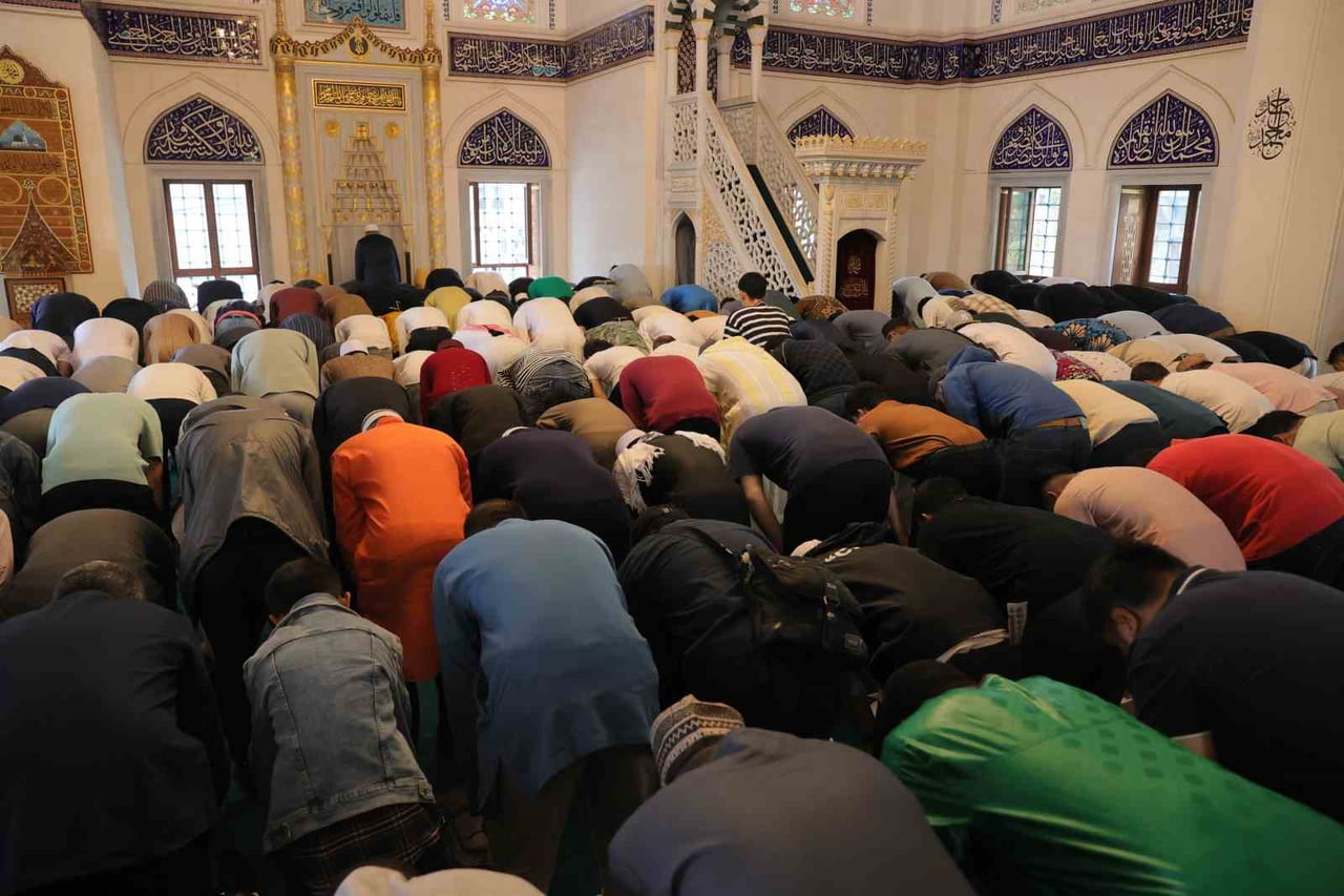 JAPONYA'NIN BAŞKENTİ TOKYO VE ÇEVRESİNDE YAŞAYAN MÜSLÜMANLAR, KURBAN BAYRAMI'NDA TOKYO CAMİİ'NE...