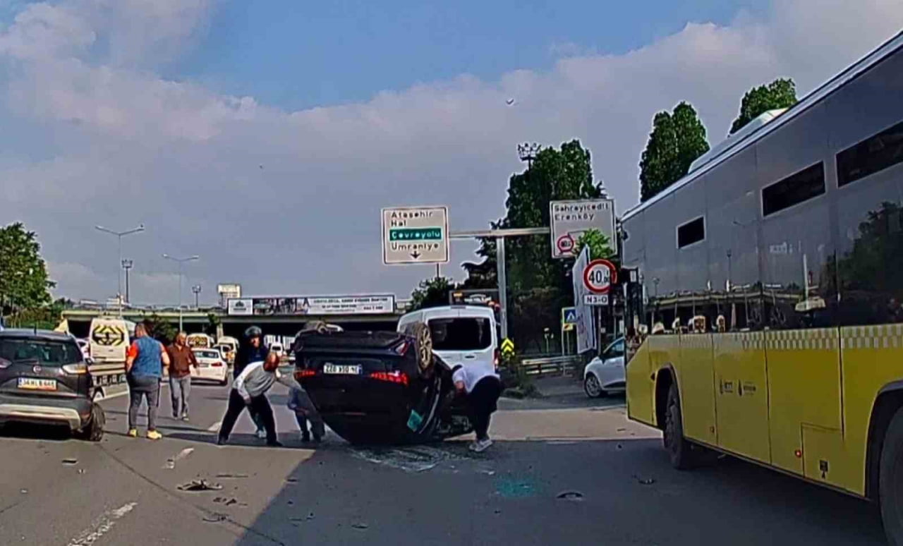 KADIKÖY'DE SEYİR HALİNDE OLAN BİR OTOMOBİL SÜRÜCÜSÜNÜN DİREKSİYON BAŞINDA RAHATSIZLANMASI SONUCU...