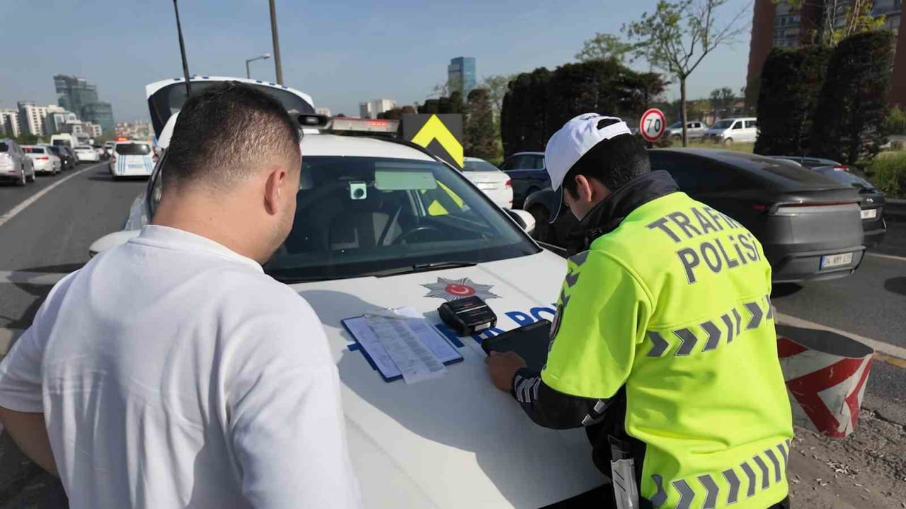 KADIKÖY CADDEBOSTAN SAHİLİNDE YAYA GÜVENLİĞİNİ TEHLİKEYE ATAN MOTOSİKLET SÜRÜCÜLERİNE YÖNELİK...