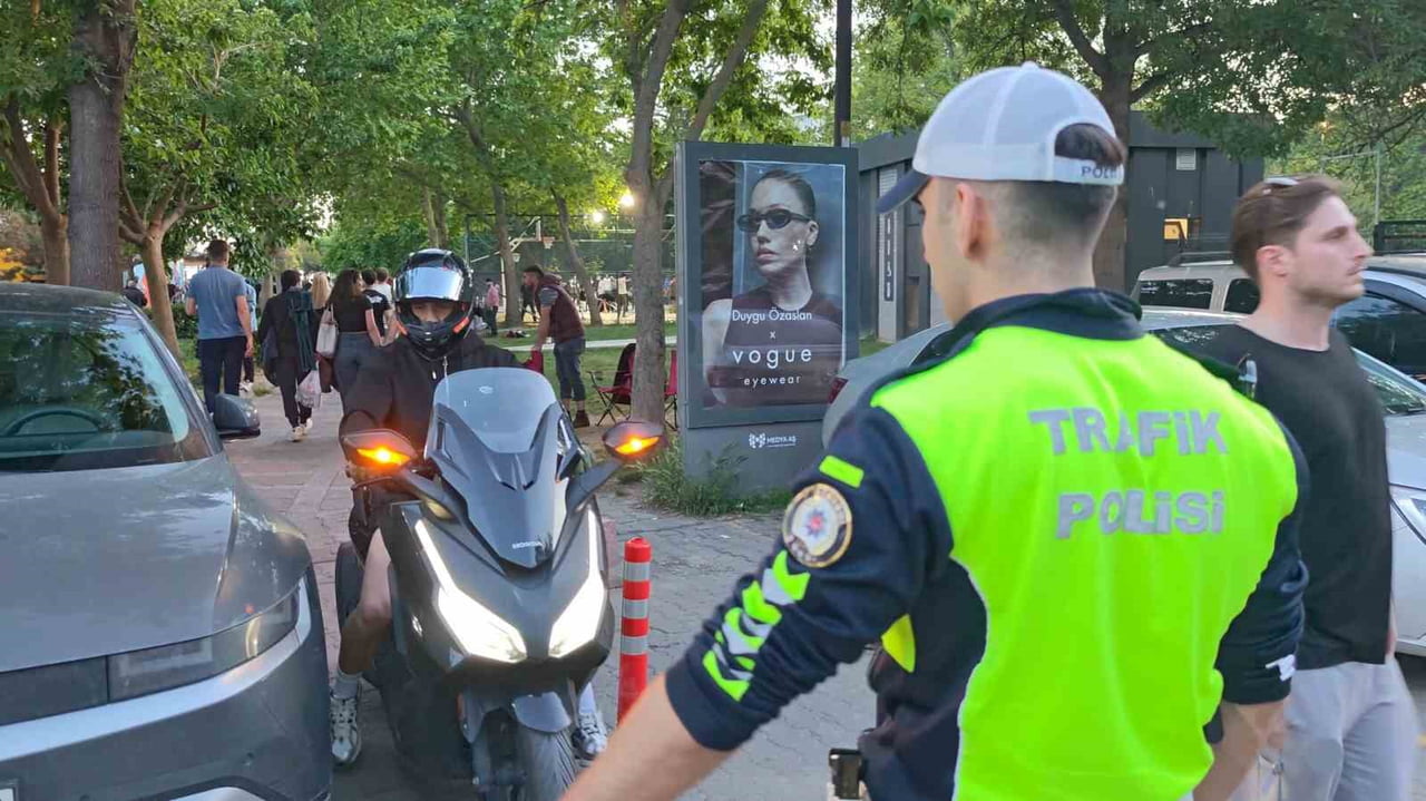 KADIKÖY CADDEBOSTAN SAHİLİNDE YAYA GÜVENLİĞİNİ TEHLİKEYE ATAN MOTOSİKLET SÜRÜCÜLERİNE YÖNELİK...