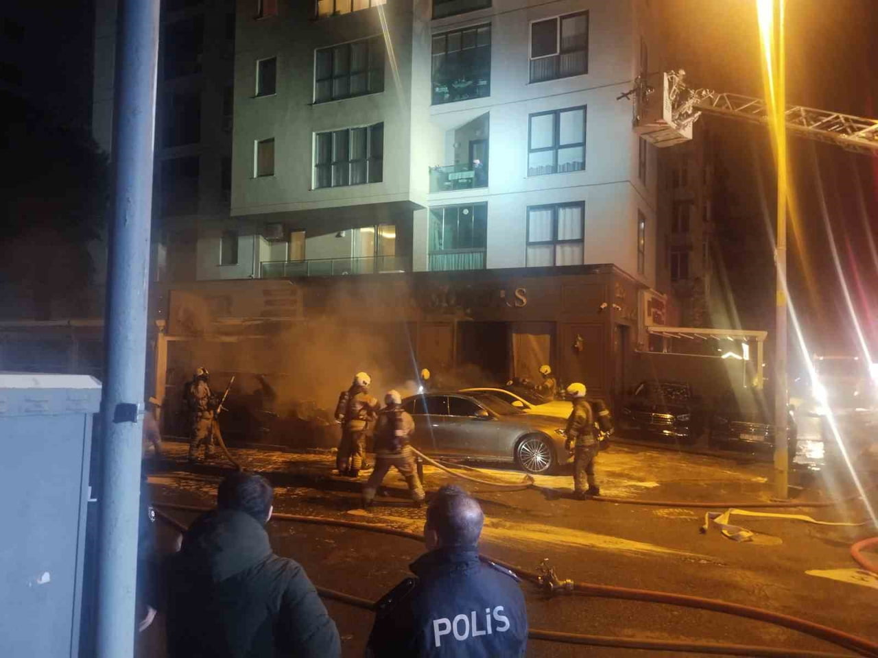 KADIKÖY’DE GALERİ ÖNÜNDE KORKUTAN YANGIN: ARAÇLAR KÜL OLDU