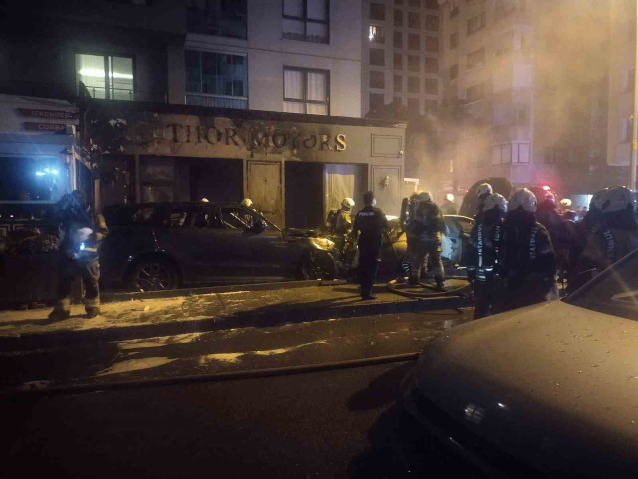 KADIKÖY’DE GALERİ ÖNÜNDE KORKUTAN YANGIN: ARAÇLAR KÜL OLDU