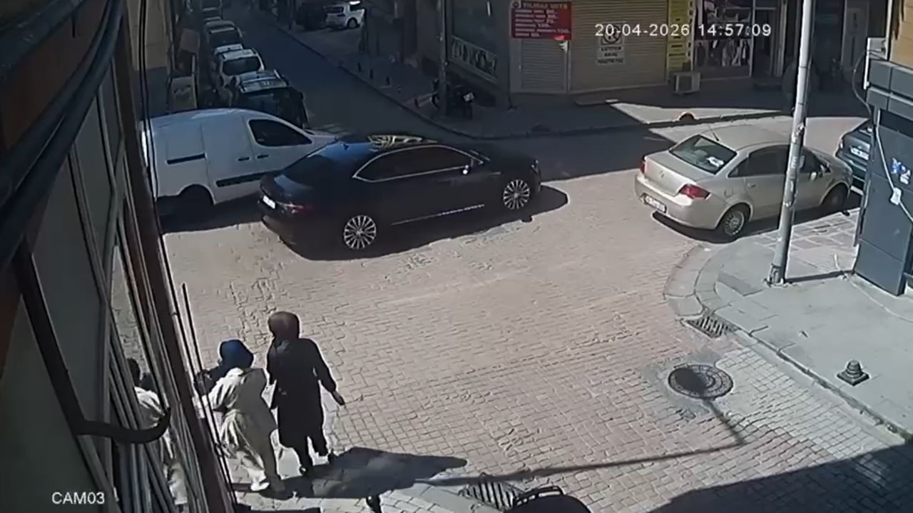 KADINLARIN SOYGUN SONRASI KAÇTIKLARI ANLAR GÜVENLİK KAMERALARINA YANSIDI.