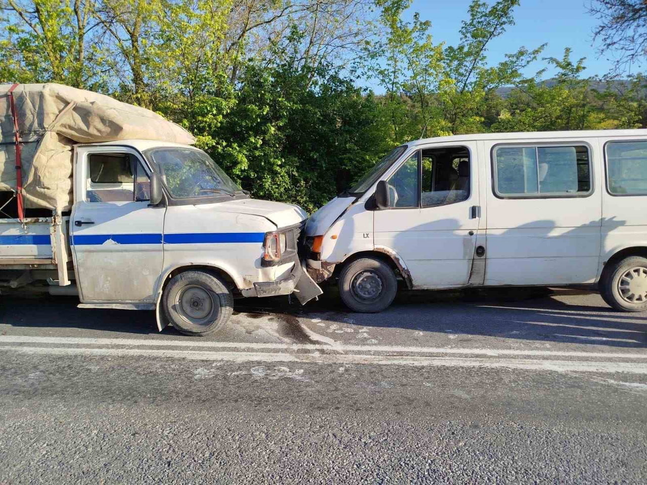 KAFA KAFAYA ÇARPIŞAN ARAÇLAR HURDAYA DÖNDÜ: 1 YARALI