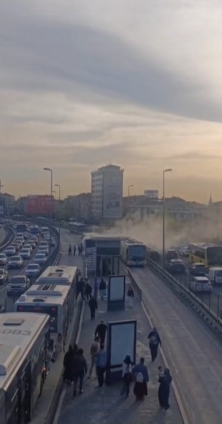 KAĞITHANE''DE BİR METROBÜSÜN MOTOR KISMINDA ÇIKAN YANGIN PANİĞE SEBEP OLDU. YOLCULAR HIZLA TAHLİYE...