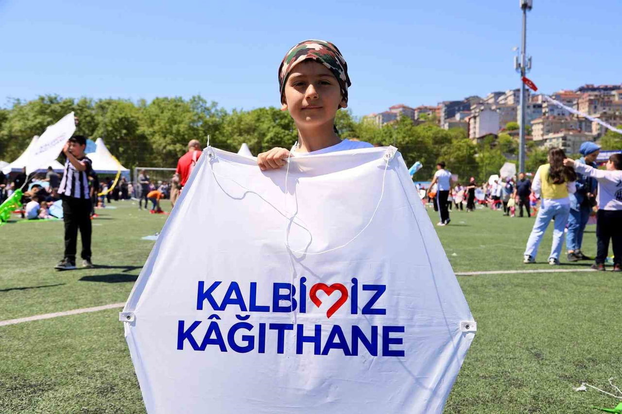 KAĞITHANE BELEDİYESİ’NİN DÜZENLEDİĞİ GELENEKSEL UÇURTMA ŞENLİĞİ, RENKLİ GÖRÜNTÜLERE SAHNE...