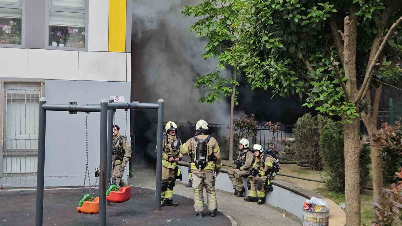 KAĞITHANE’DE METRUK BİNADA BAŞLAYAN YANGIN YANINDAKİ BİNAYA SİRAYET ETTİ: 1 YARALI