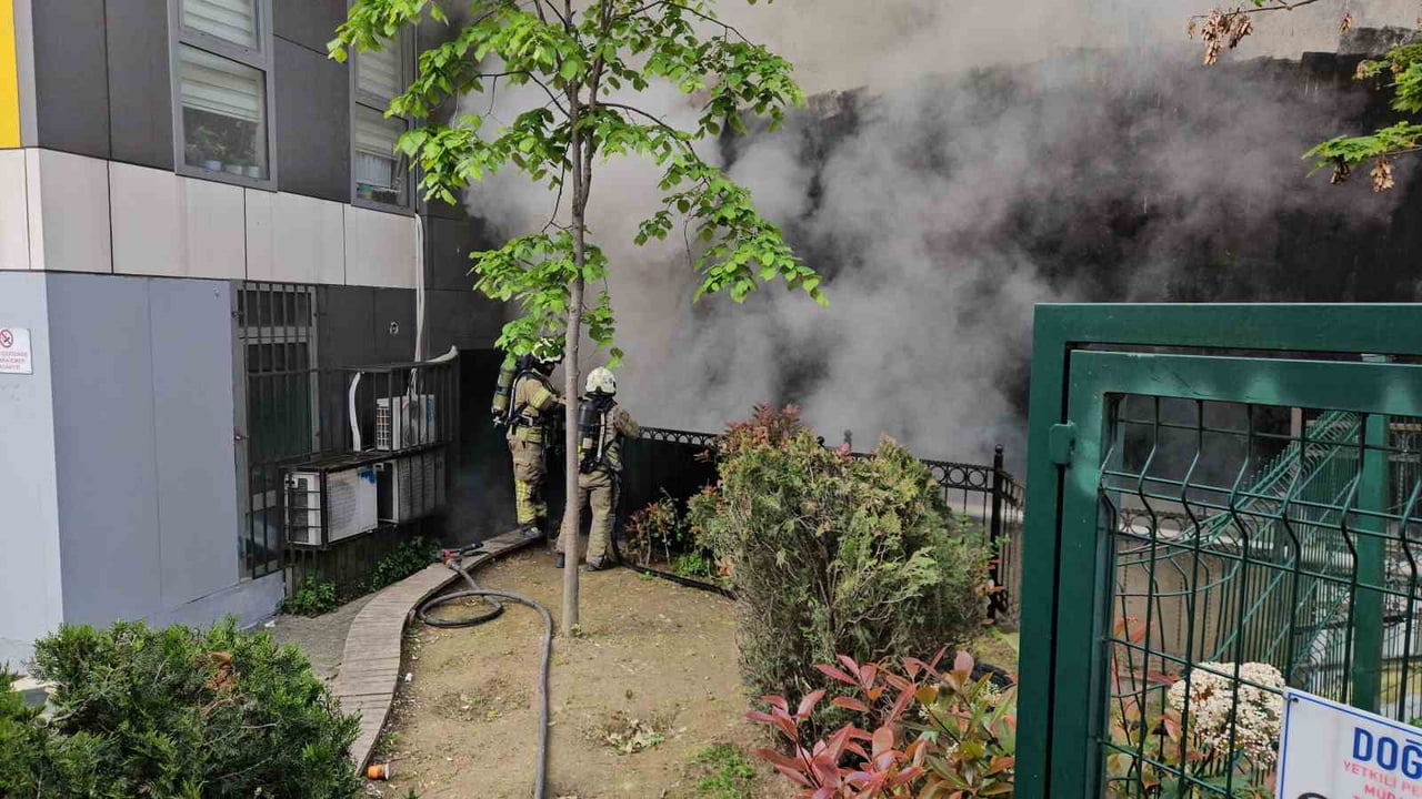 KAĞITHANE’DE METRUK BİNADA BAŞLAYAN YANGIN YANINDAKİ BİNAYA SİRAYET ETTİ: 1 YARALI