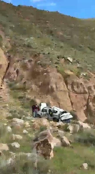 KAĞIZMAN’DA FACİANIN EŞİĞİNDEN DÖNÜLDÜ: 300 METRELİK UÇURUMA YUVARLANAN ARAÇTAN ATLAYARAK...