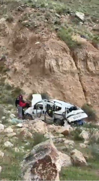 KAĞIZMAN’DA FACİANIN EŞİĞİNDEN DÖNÜLDÜ: 300 METRELİK UÇURUMA YUVARLANAN ARAÇTAN ATLAYARAK...