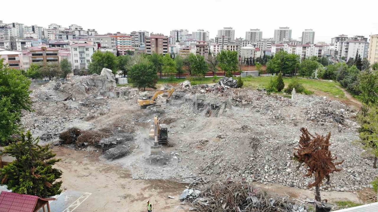 KAHRAMANMARAŞ'IN SİMGE NOKTA VE YAPILARINDAN BİRİ OLAN NECİP FAZIL KISAKÜREK KÜLTÜR MERKEZİ...