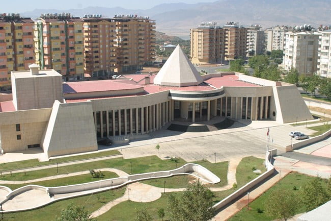 KAHRAMANMARAŞ'IN SİMGE NOKTA VE YAPILARINDAN BİRİ OLAN NECİP FAZIL KISAKÜREK KÜLTÜR MERKEZİ...