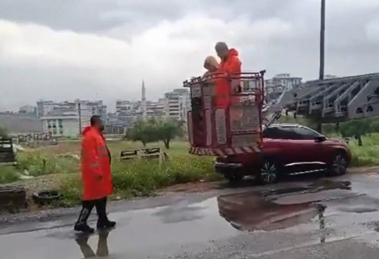 KAHRAMANMARAŞ'TA BİR EVDE ÇIKAN YANGIN MAHSUR KALAN 1'İ ENGELLİ 3 KİŞİYİ İTFAİYE ERLERİ...