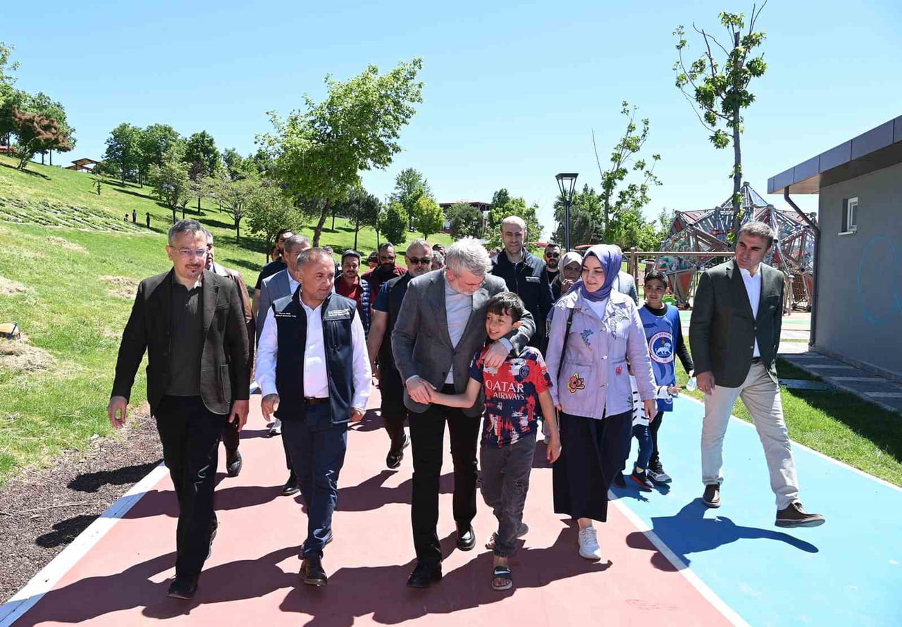 KAHRAMANMARAŞ'TA MODERN SPOR ALANLARI, SOSYAL DONATILARI  VE YENİLEME İŞLEMLERİ TAMAMLANAN 15...
