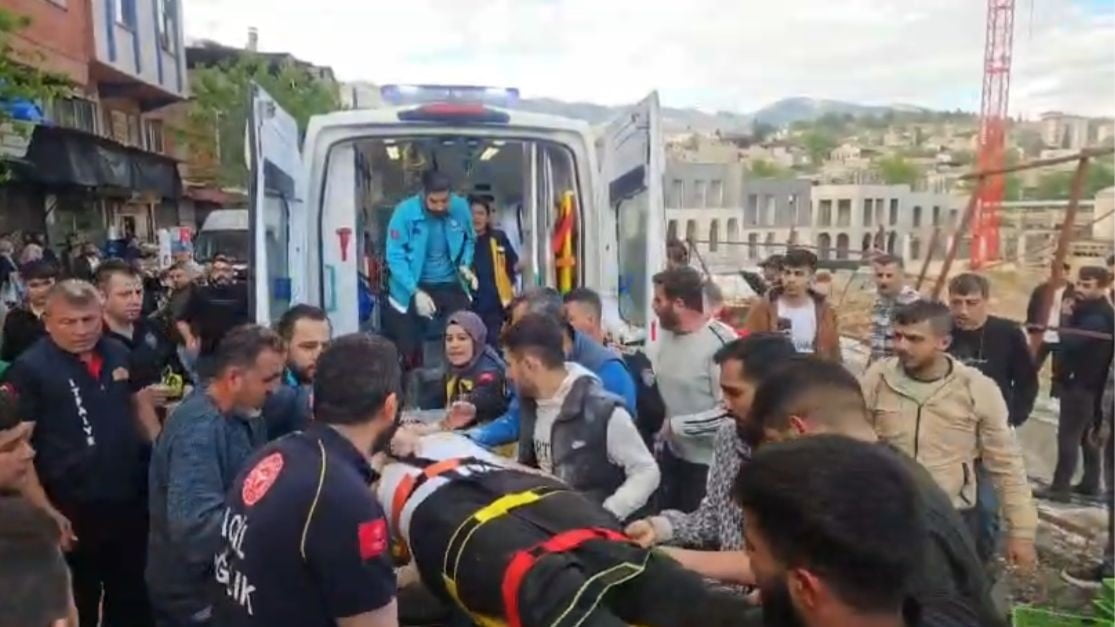 KAHRAMANMARAŞ'TA ŞİDDETLİ YAĞIŞLAR NEDENİYLE ÇÖKEN YOL İLE İSTİNAT DUVARI ARASINDA KALAN BİR ÇOCUK...