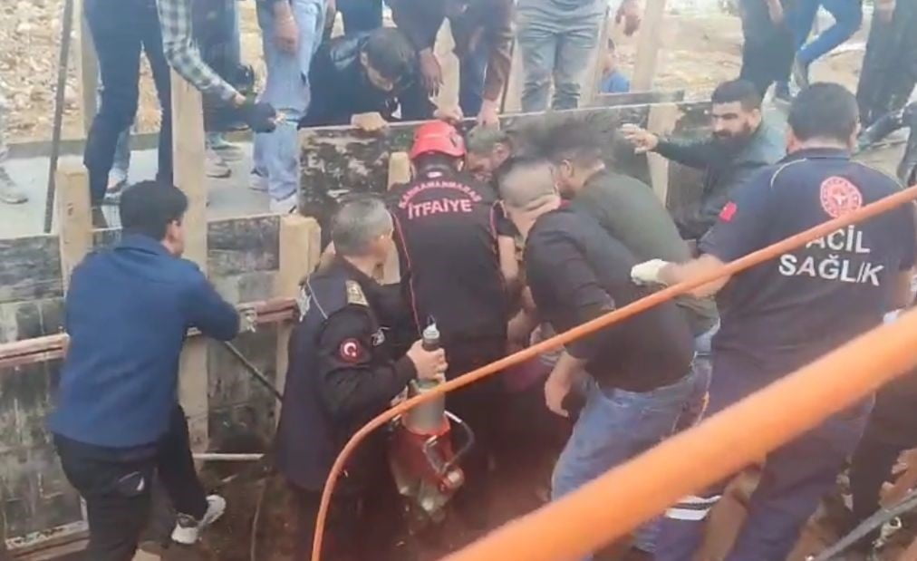 KAHRAMANMARAŞ'TA ŞİDDETLİ YAĞIŞLAR NEDENİYLE ÇÖKEN YOL İLE İSTİNAT DUVARI ARASINDA KALAN BİR ÇOCUK...