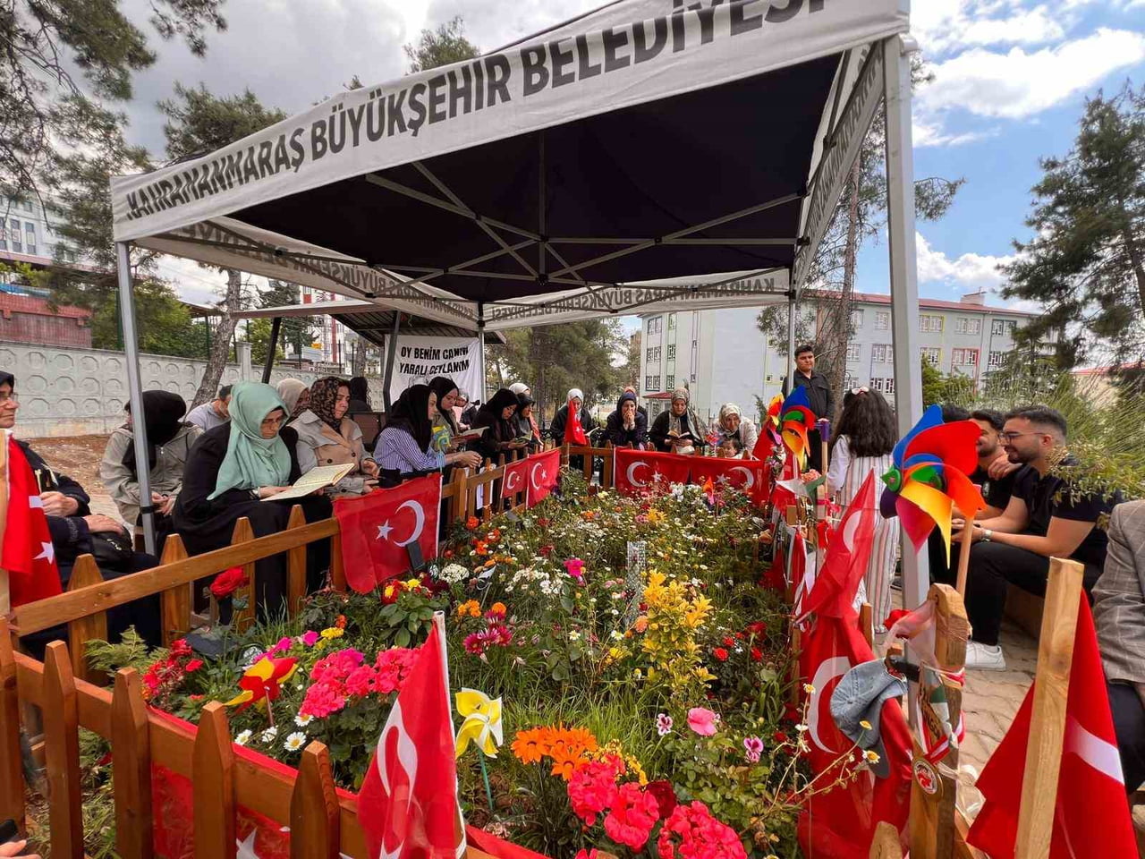 KAHRAMANMARAŞ'TA YAŞANAN OKUL SALDIRISINDA HAYATINI KAYBEDEN ÖĞRENCİLERİN KABİRLERİ, KURBAN...