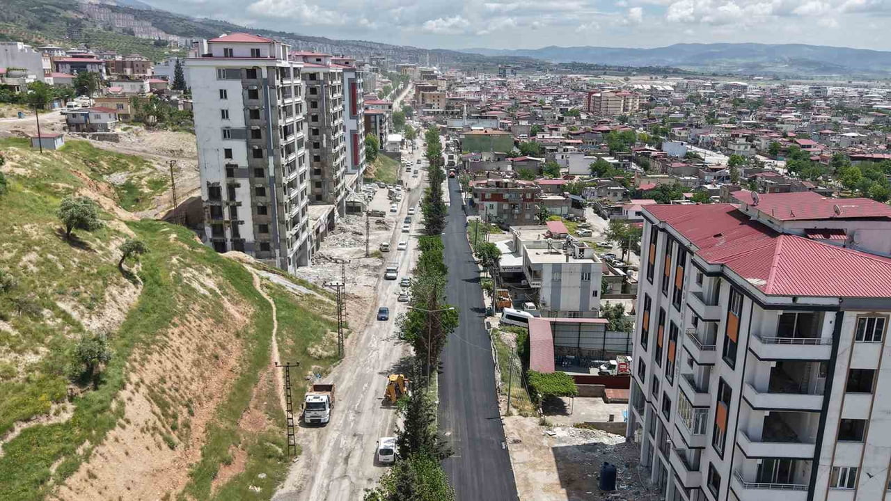 KAHRAMANMARAŞ BÜYÜKŞEHİR BELEDİYESİ, ŞEHİR GENELİNDE BAŞLATTIĞI ASFALT SEFERBERLİĞİNİ ARALIKSIZ...
