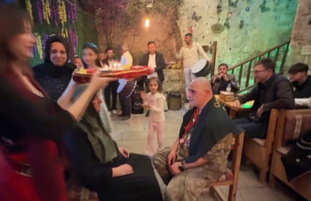 KAHRAMANMARAŞ TARİHİ KAPALI ÇARŞI İÇİNDEKİ TARİHİ HIŞIR HAN'DA VAKİT GEÇİREN EMRE'NİN ASKERLİK...