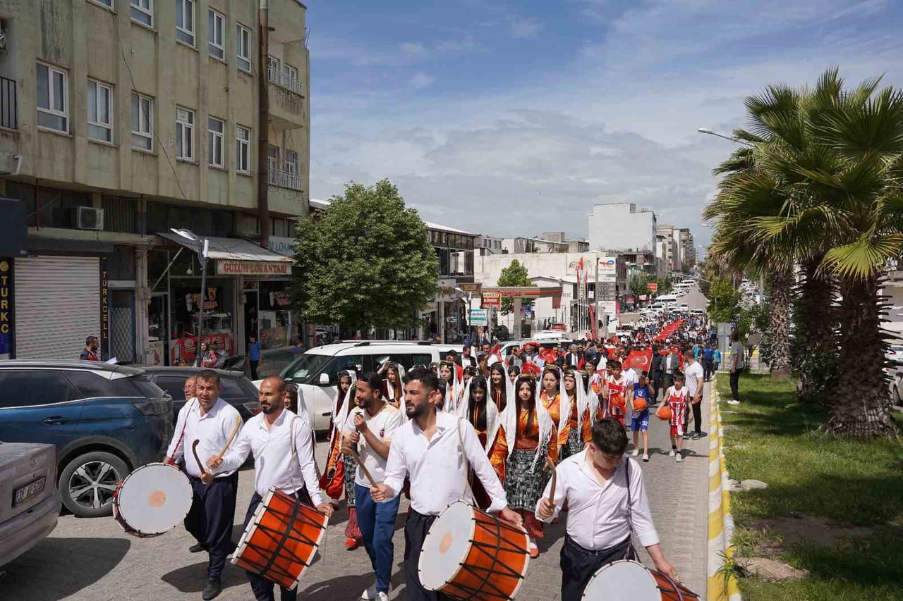KAHTA'DA GENÇLİK HAFTASI COŞKUSU YÜRÜYÜŞLE YAŞANDI