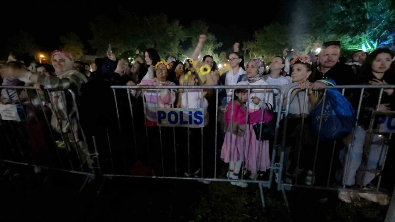 KAKAVA’DA TARIK MENGÜÇ SAHNE ALDI, SARAYİÇİ’NDE COŞKU ZİRVEYE ULAŞTI