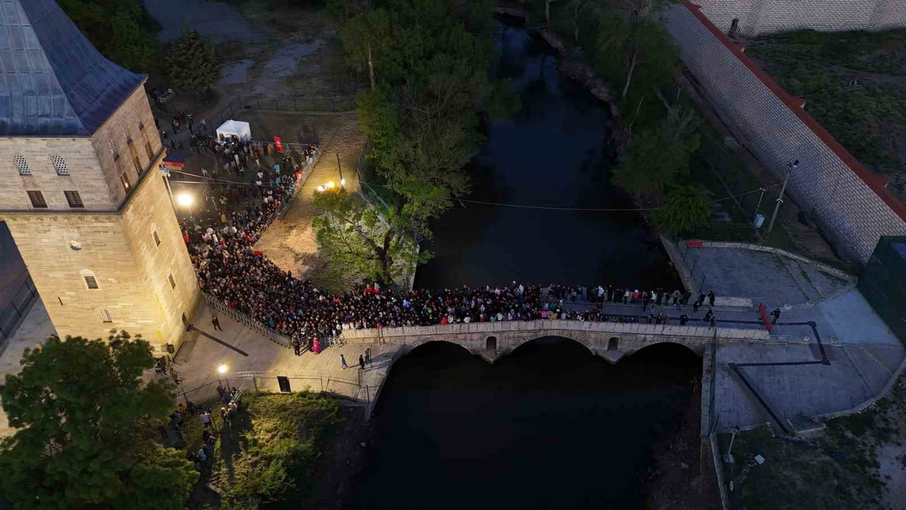 KALABALIK, HIDIRELLEZ SABAHINDA TUNCA NEHRİ KIYISINDA TOPLANDI.