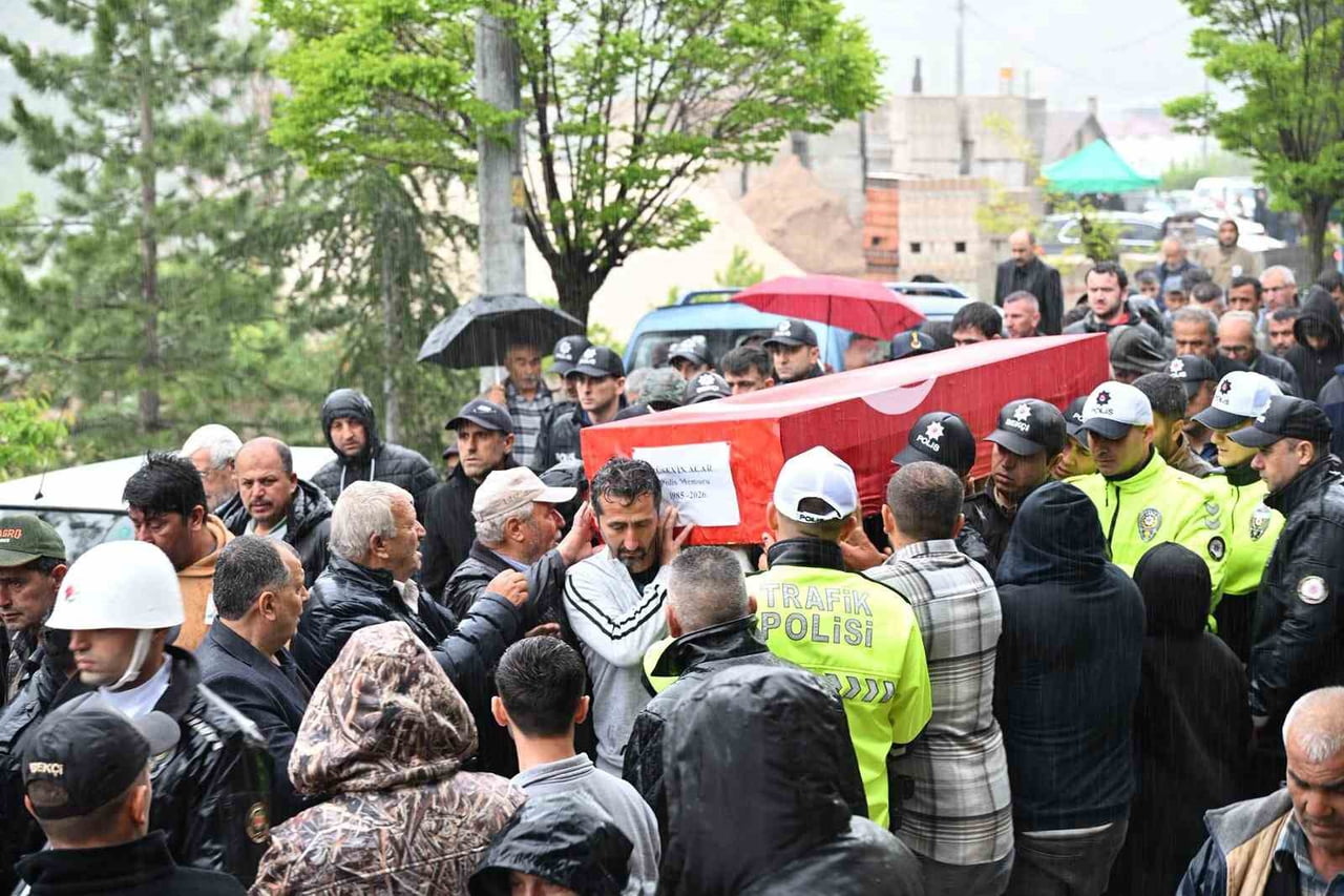 KALP KRİZİ SONUCU VEFAT EDEN POLİS MEMURU HÜSEYİN ACAR SON YOLCULUĞUNA UĞURLANDI.