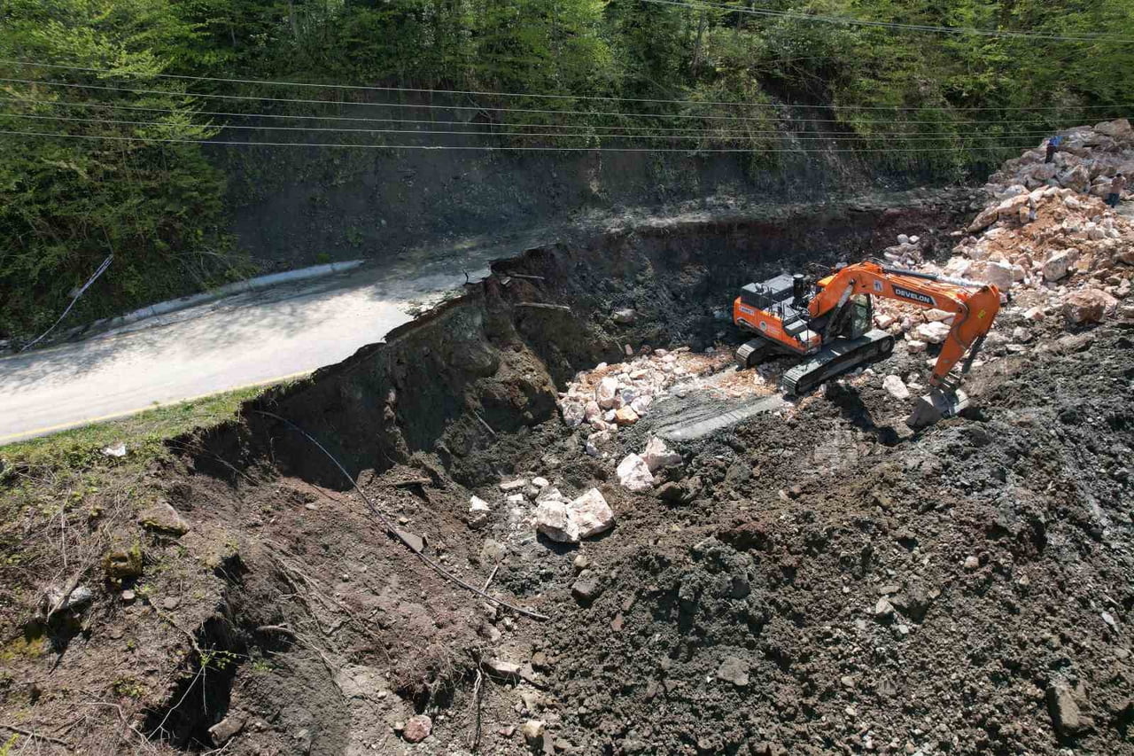 KAMIŞLI MAHALLESİ'NE YAĞIŞLAR NEDENİYLE ÇÖKEN YOL HAVADAN GÖRÜNTÜLENDİ