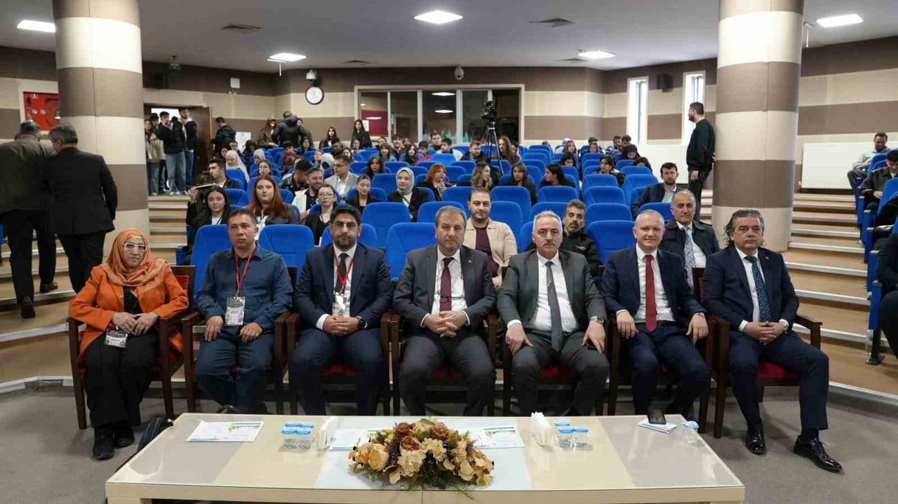 KAMU, AKADEMİ VE SANAYİ TEMSİLCİLERİ, KARABÜK ÜNİVERSİTESİ'NDE GERÇEKLEŞTİRİLEN PROGRAMDA İŞ...