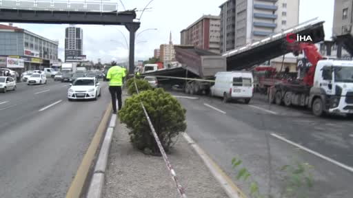 Kamyon üst geçide çarptı: 3 yaralı