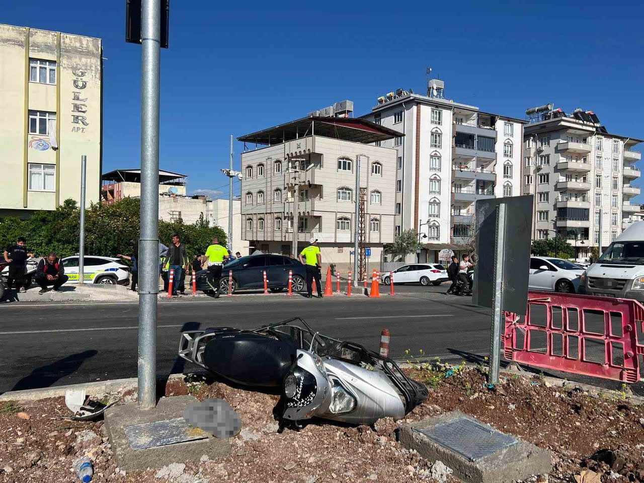KAMYONET İLE MOTOSİKLET ÇARPIŞTI: 3 YARALI
