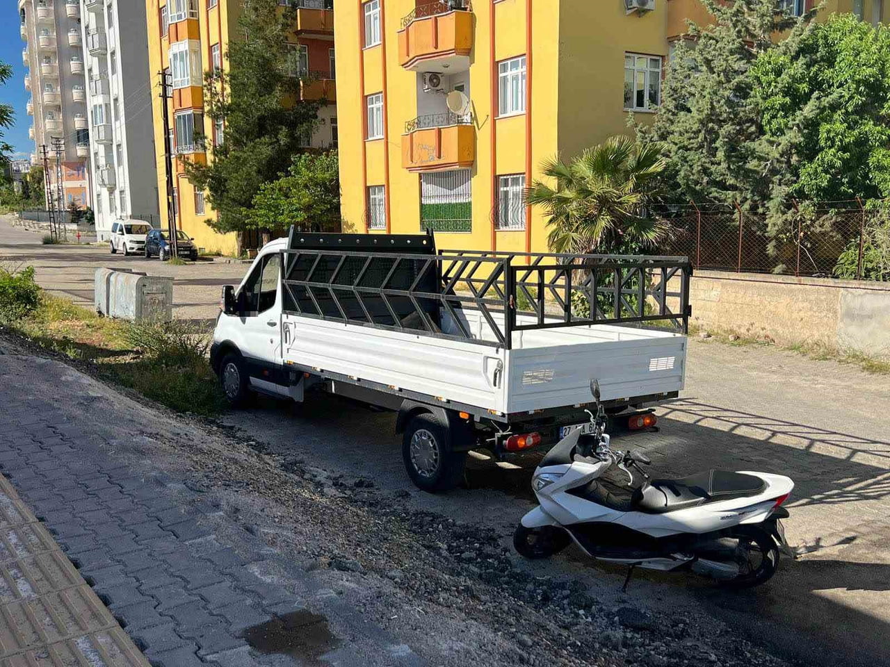 KAMYONET İLE MOTOSİKLET ÇARPIŞTI: 3 YARALI