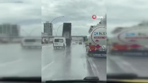 Kamyonun üst geçide çarptığı anlar kamerada: 3 yaralı