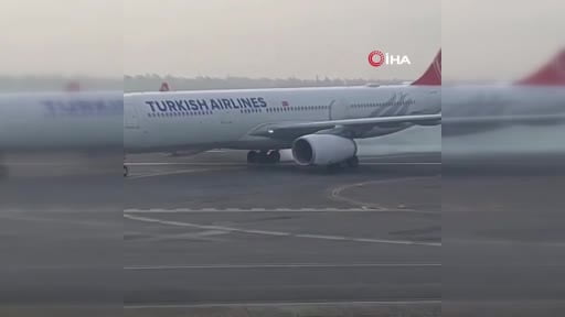 Kanada’da araca çarpan motosiklet çarpışmanın etkisiyle metrelerce yükseğe savrularak trafik...