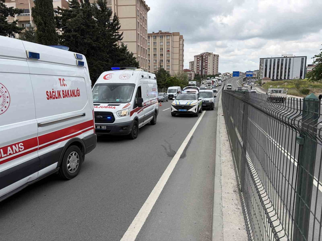 KAPAKLI İLÇESİNDE OTOMOBİL İLE ÇARPIŞAN MOTOSİKLETİN SÜRÜCÜSÜ YARALANDI.