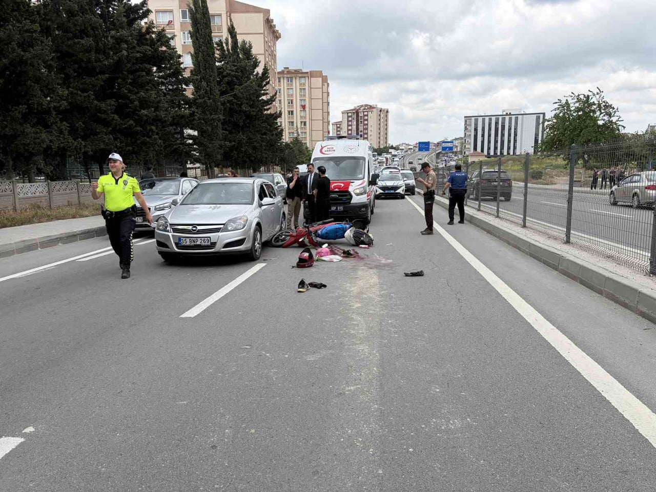 KAPAKLI İLÇESİNDE OTOMOBİL İLE ÇARPIŞAN MOTOSİKLETİN SÜRÜCÜSÜ YARALANDI.