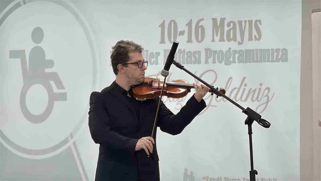 KARABÜK'TE ENGELLİLER HAFTASI DOLAYISIYLA DÜZENLENEN PROGRAMDA ÖZEL ÖĞRENCİLER, SERGİLEDİKLERİ...