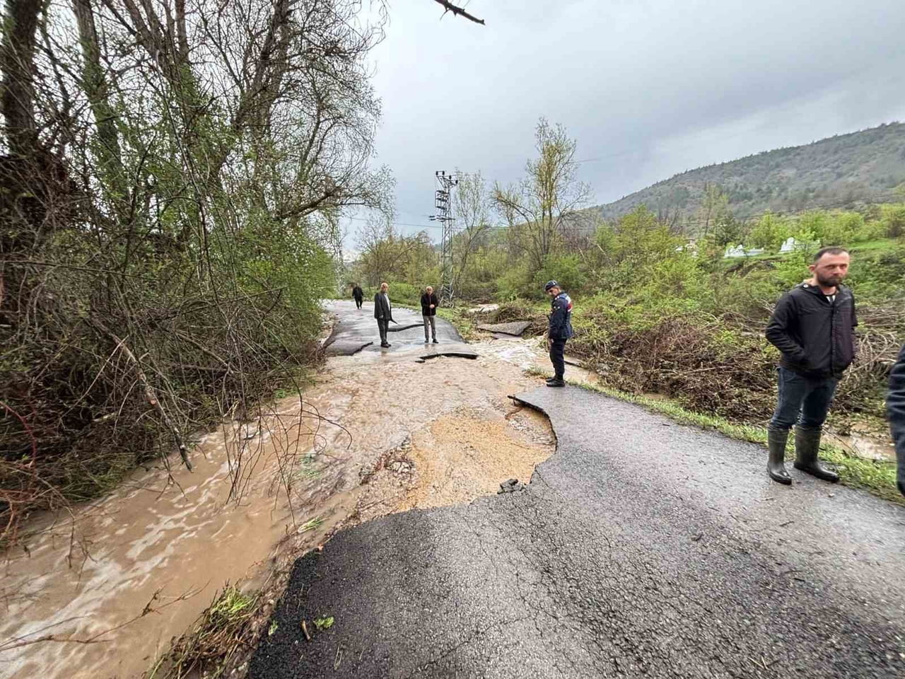 KARABÜK'TE ETKİLİ OLAN SAĞANAK VE DOLU YAĞIŞI YAŞAMI OLUMSUZ ETKİLEDİ.