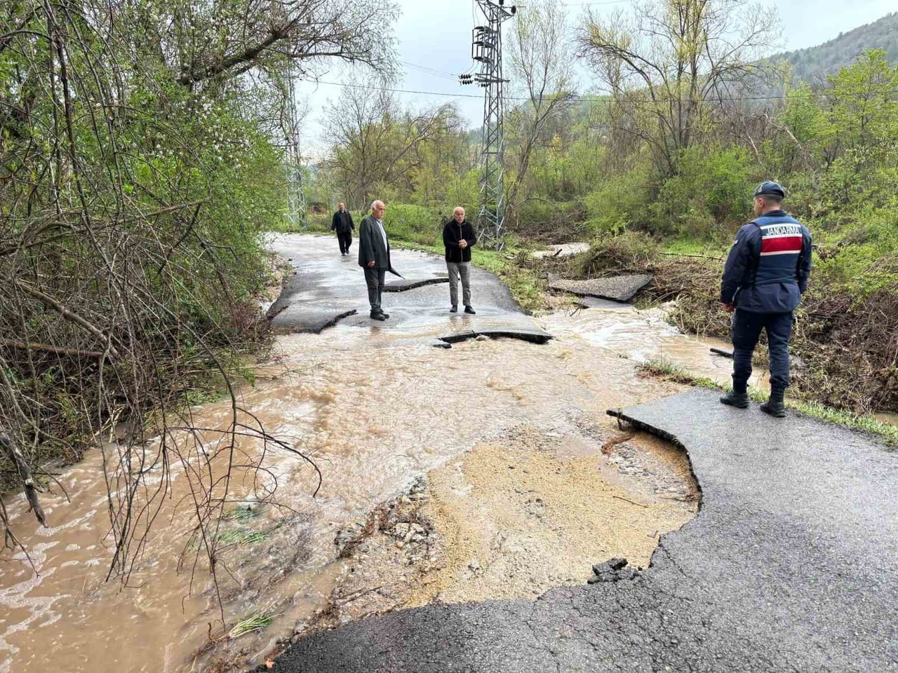 KARABÜK'TE ETKİLİ OLAN SAĞANAK VE DOLU YAĞIŞI YAŞAMI OLUMSUZ ETKİLEDİ.