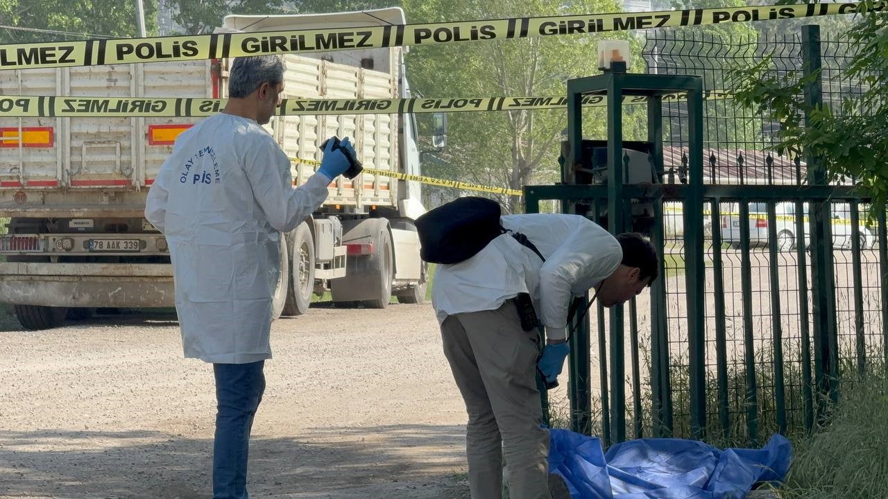 KARABÜK'TE SOKAKTA HAREKETSİZ HALDE BULUNAN KİŞİ HAYATINI KAYBETTİ.
