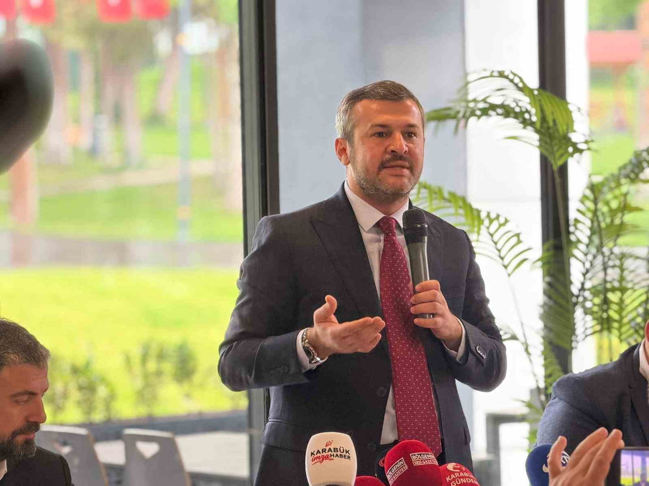 KARABÜK BELEDİYE BAŞKANI ÖZKAN ÇETİNKAYA, PARKLARA ZARAR VERENLERE SERT TEPKİ GÖSTEREREK, KAMU...
