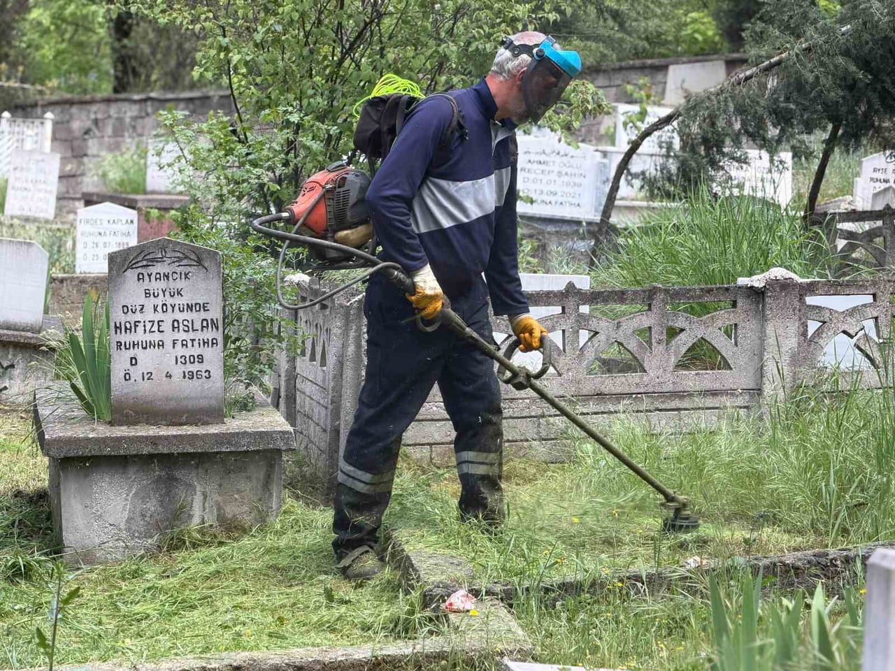 KARABÜK BELEDİYESİ, BAYRAM ÖNCESİNDE KENT GENELİNDEKİ MEZARLIKLARDA KAPSAMLI TEMİZLİK VE BAKIM...