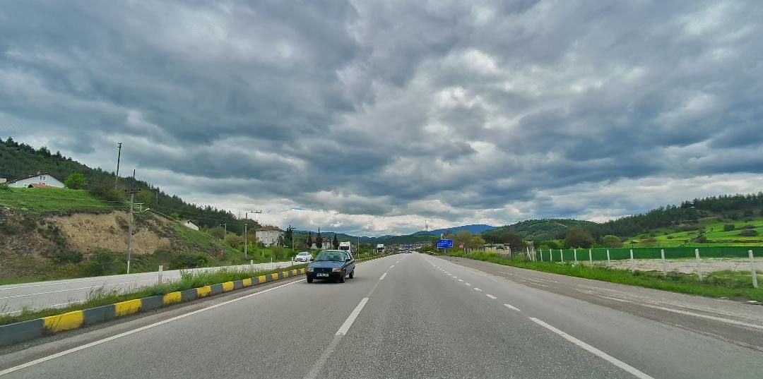KARABÜK-ESKİPAZAR KARA YOLUNDA TERS YÖNDE İLERLEYEN OTOMOBİL SÜRÜCÜSÜ FACİAYA DAVETİYE...