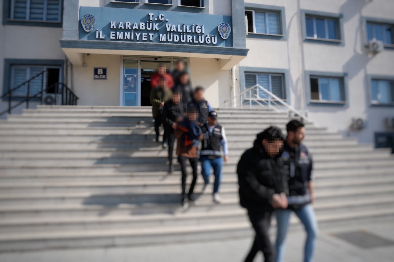 KARABÜK MERKEZLİ 14 İLDE DÜZENLENEN "SARMAL" OPERASYONUNDA, YAPAY ZEKA DESTEKLİ SAHTE İÇERİKLERLE...